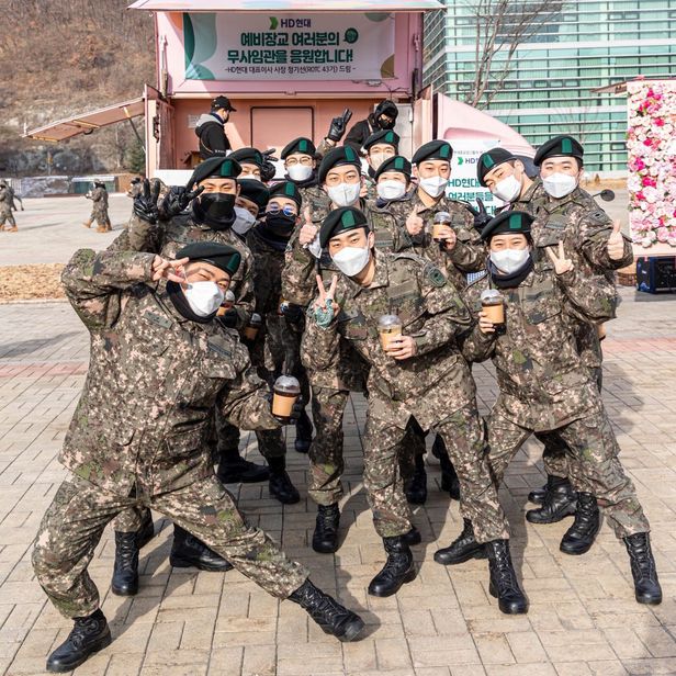 지난 17일 충북 괴산군 육군학생군사학교에서 ROTC 후보생들이 HD현대 커피차 앞에서 단체 기념사진을 촬영하는 모습. ROTC 출신 정기선 HD현대 대표가 후배 장교들을 격려하기 위해 커피차를 보냈다./HD현대 인스타그램