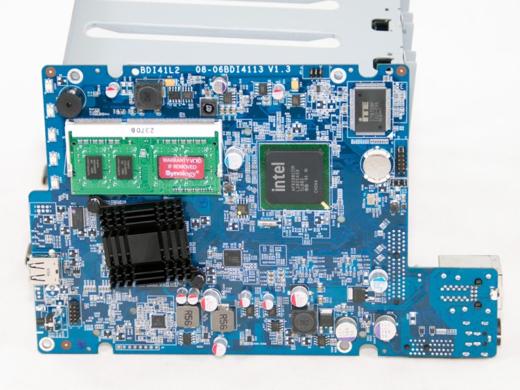 DS412+ 메인 보드(사진 제공, techPowerUp. 허가를 받아 사용됨)