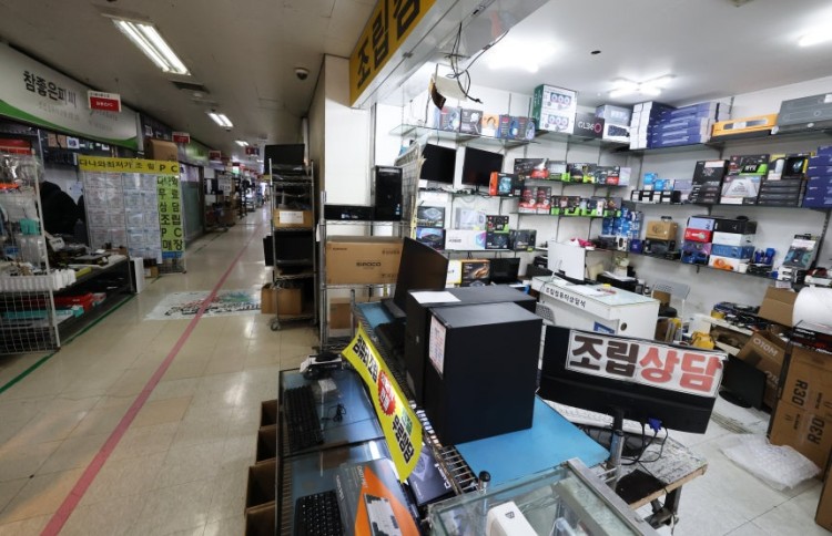 서울의 대표적 조립 PC 전문 상가인 용산구 한강로 선인상가의 19일 모습. 최근 D램 가격 폭등으로 손님들의 발길이 끊기자 많은 점포가 개점휴업 상태다. 상가 전체에서 가장 붐빈다는 1층 매장도 텅 비었다./장경식